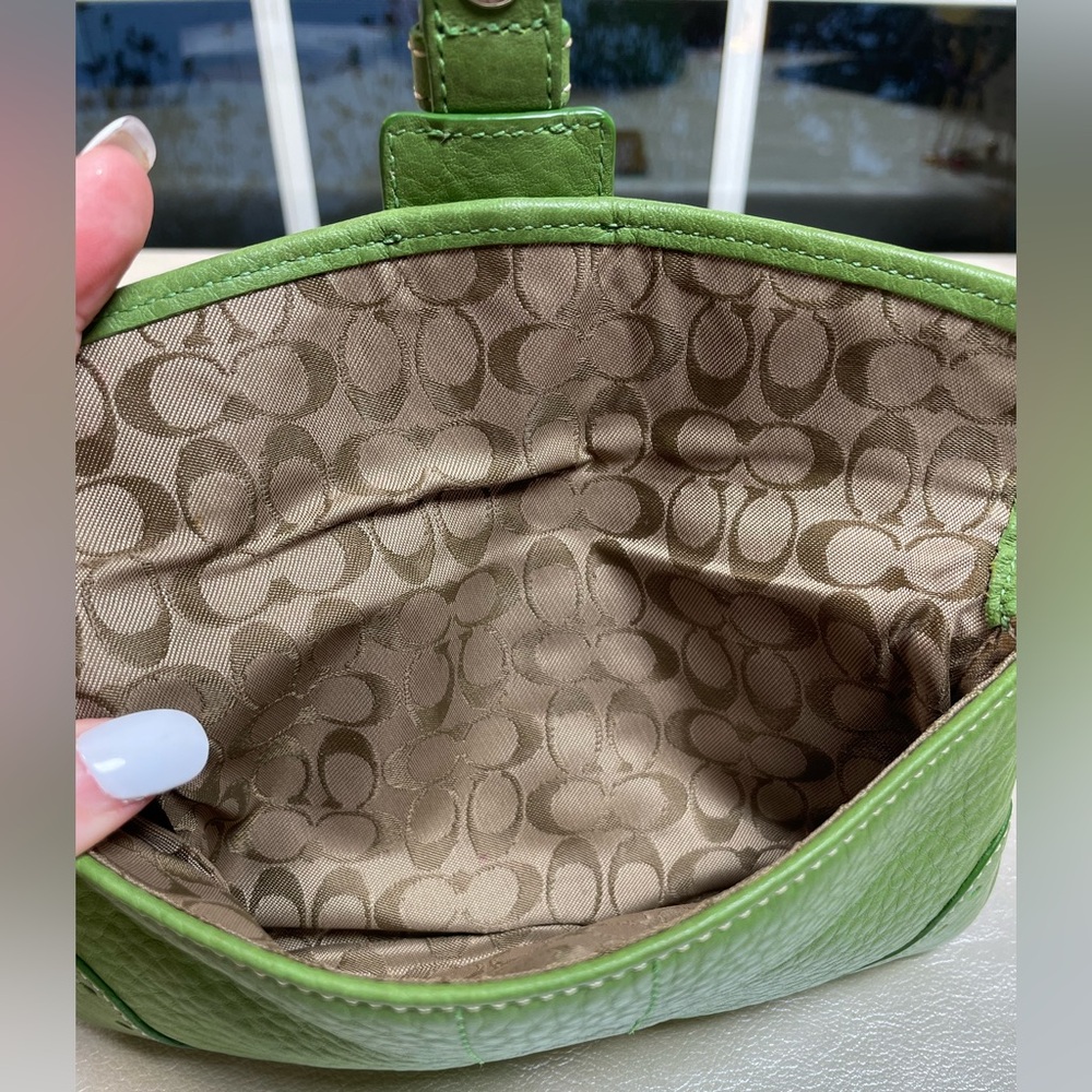 Coach Vintage Rare Green Pebbled Leather Soho Wristlet - Picture 13 of 17